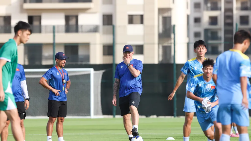 HLV Cristiano Roland khuyên các học trò tập trung cao độ cho trận gặp U17 Hàn Quốc