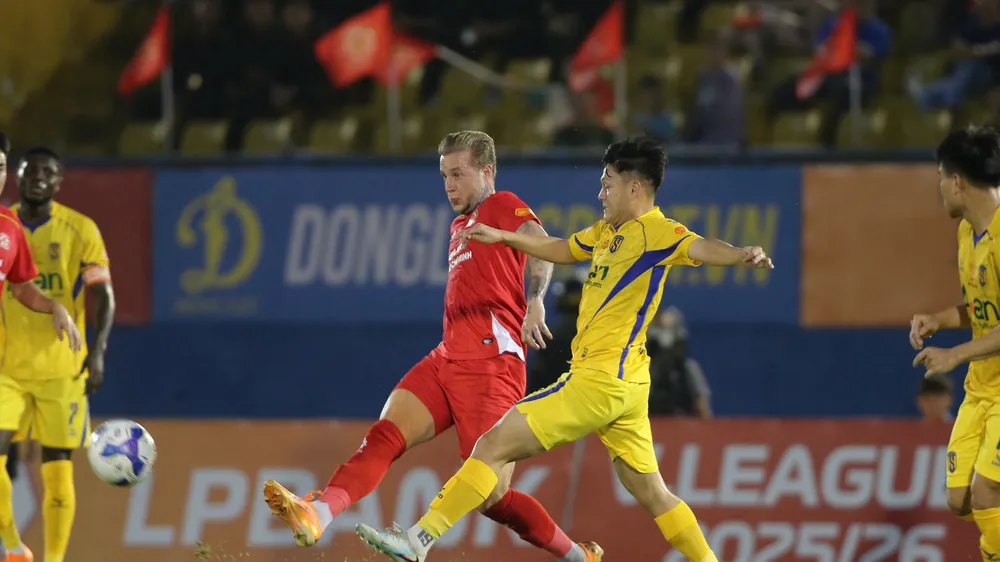 Williams, tác giả bàn gỡ 1-1 cho đội chủ nhà, khởi đầu cho chiến thắng ngược dòng 3-1. Ảnh: DŨNG PHƯƠNG