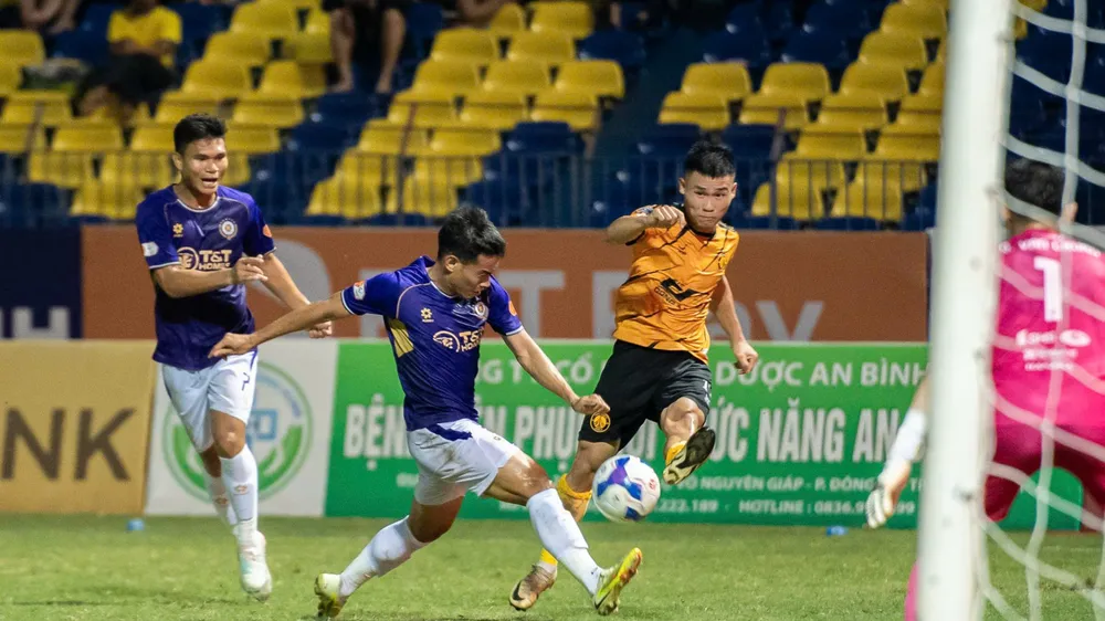 Phong độ của Hà Nội FC bất ngờ thiếu ổn định vào cuối mùa.