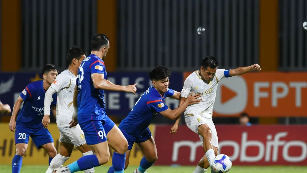 Văn Quyết tỏa sáng với vai trò dẫn dắt lối chơi và 1 lần lập công cho Hà Nội FC. Ảnh: HNFC