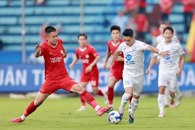 Đinh Viết Tú trả giá đắt vì hành vi phản cảm với khán giả CLB Nam Định. Ảnh: PVF