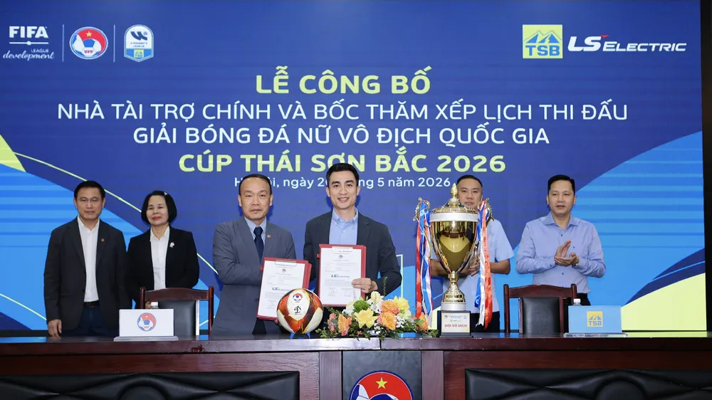 Tổng thư ký VFF Nguyễn Văn Phú và ông Trần Anh Minh – Tổng Giám đốc Công ty TNHH Thương mại Thiết bị điện Thái Sơn Bắc tại Lễ công bố nhà tài trợ.