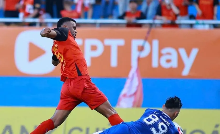 Thủ môn Lê Giang Patrick nỗ lực bắt bóng trong chân của Gustavo (Ninh Bình). Ảnh: NBFC