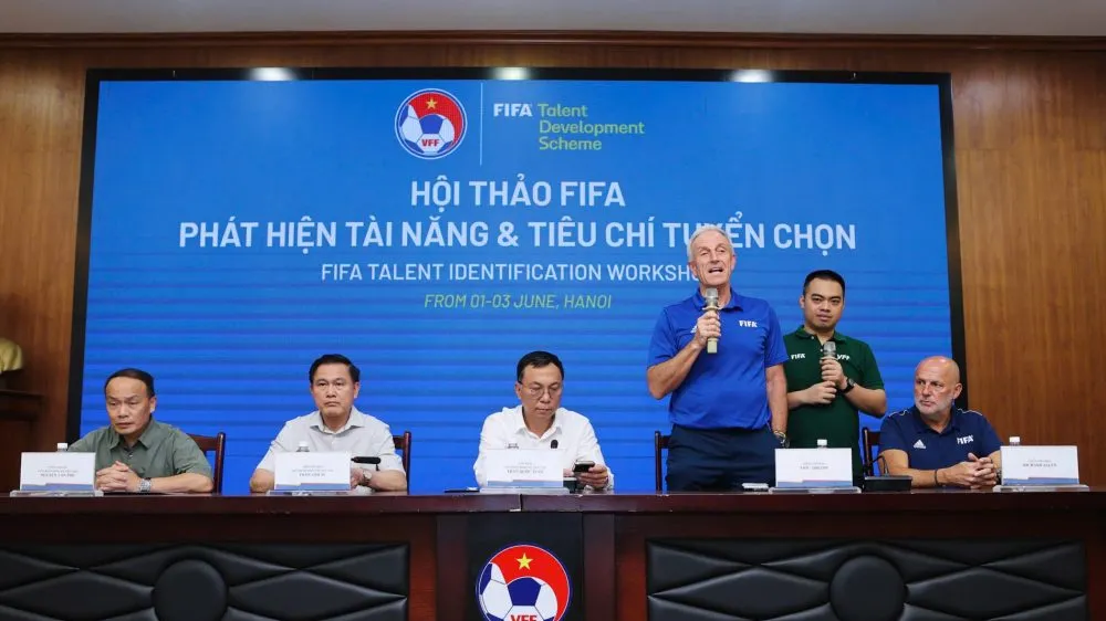 Giảng viên FIFA Eric Abraham bày tỏ vui mừng khi trở lại Việt Nam..