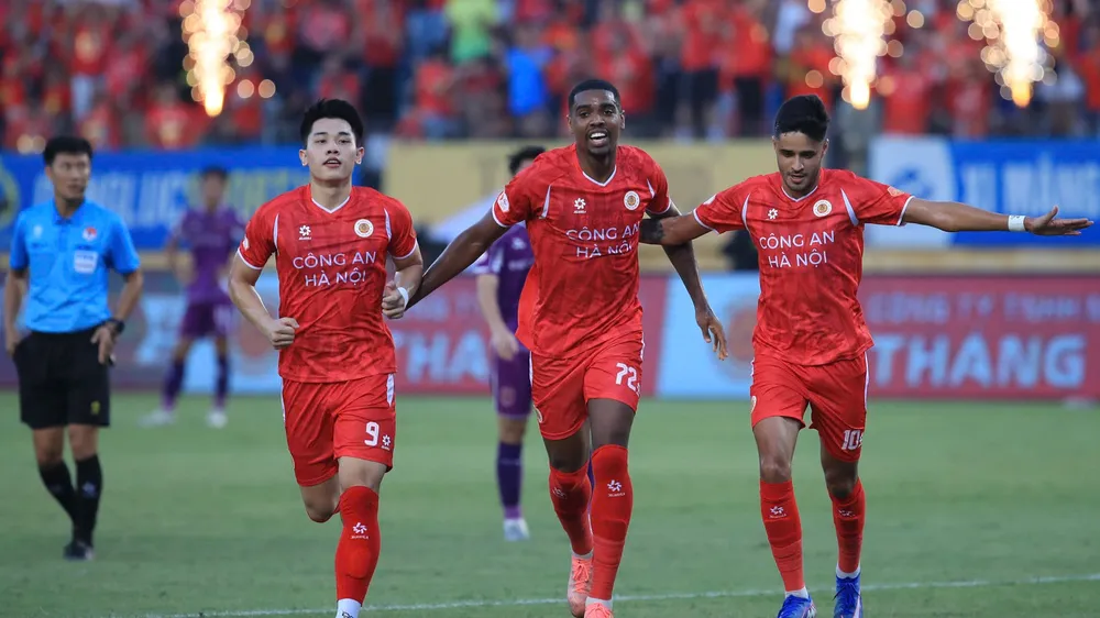 Bộ ba "sát thủ" của CLB CAHN: Đình Bắc, Alan Sebastiao và Artur. Ảnh: VPF
