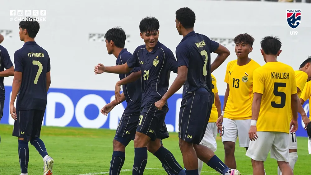 Các cầu thủ U19 Thái Lan thể hiện sức mạnh qua trận ra quân thắng U19 Brunei 9-0. Ảnh: FAT