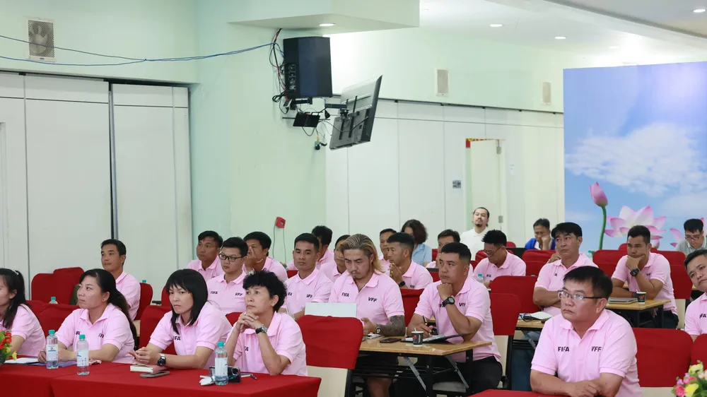 Đông đảo HLV các CLB nam và nữ tham dự buổi hội thảo. 