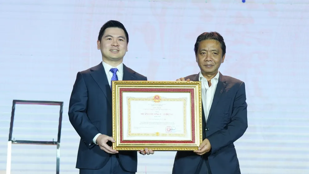 Thừa ủy quyền của Chủ tịch nước, ông Hoàng Đạo Cương- Thứ trưởng Bộ VHTTDL đã trao tặng Huân chương Lao động hạng Nhì cho CLB bóng đá Hà Nội. 