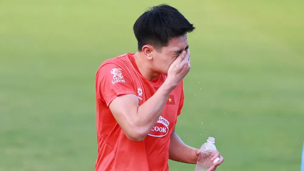 Thời tiết nắng nóng 40 độ là trở ngại lớn cho đội tuyển trong những ngày đầu tập trung. Ảnh: HỒ HẢI HOÀNG
