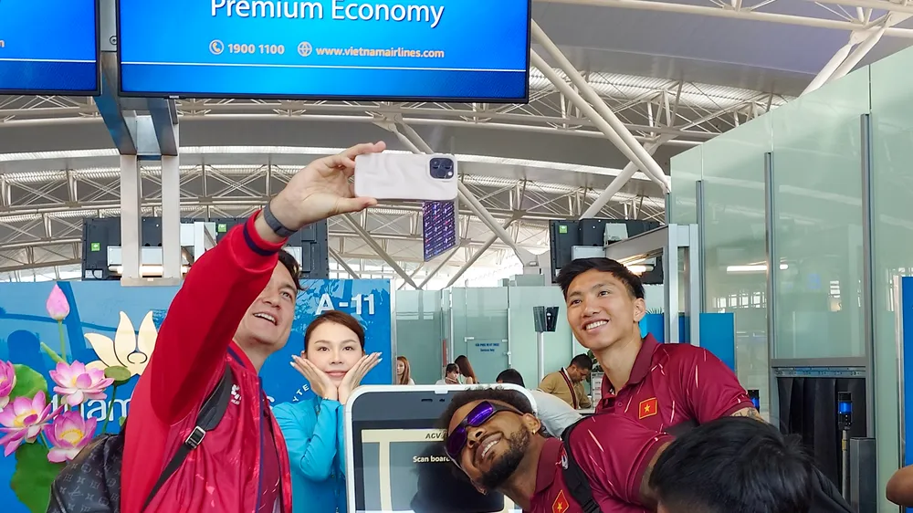 Văn Lâm, Xuân Son và Văn Hậu chụp hình lưu niệm tại sân bay Nội Bài.
