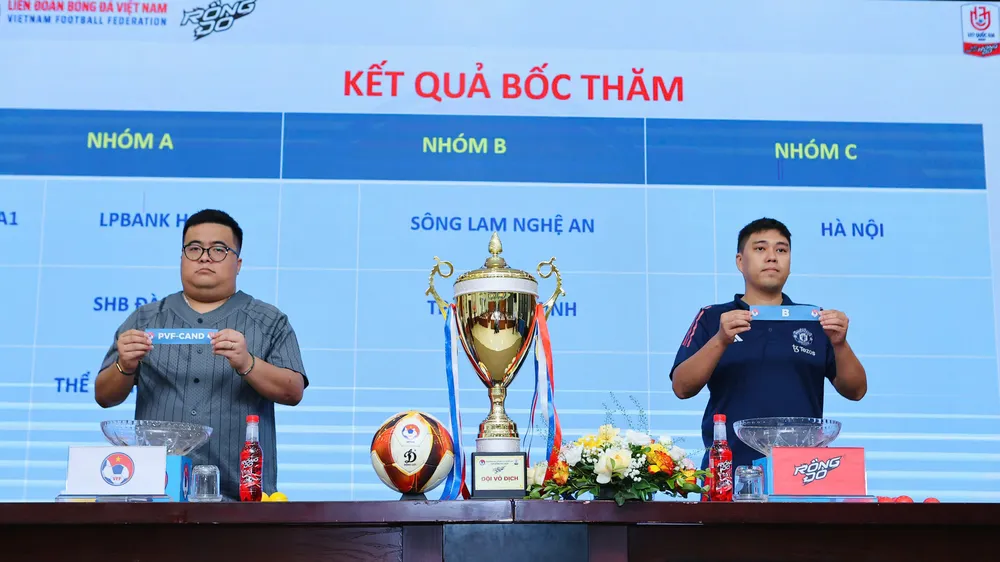 Đại diện giới truyền thông tham gia bốc thăm chia bảng cho giải.