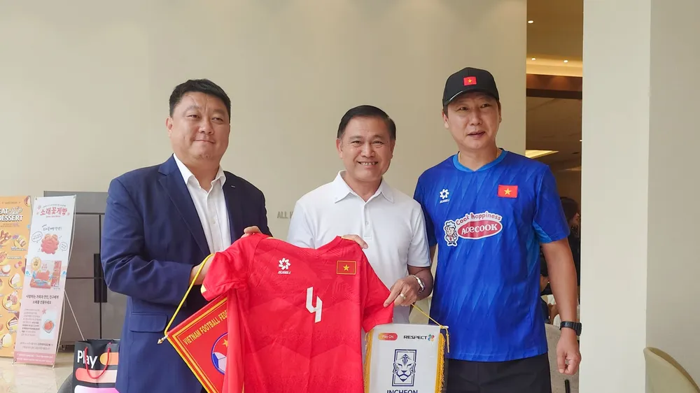 Ông Trần Anh Tú trao tặng áo thi đấu của đội tuyển Việt Nam đến ông Seo Young Deuk – Giám đốc điều hành Hiệp hội Bóng đá Incheon.