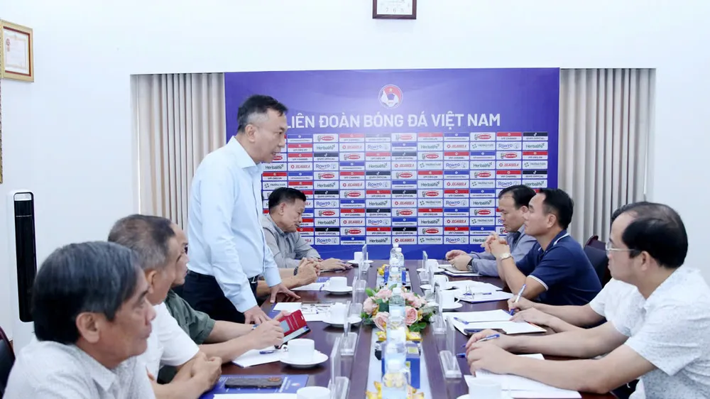 Chủ tịch VFF Trần Quốc Tuấn phát biểu tại cuộc họp.