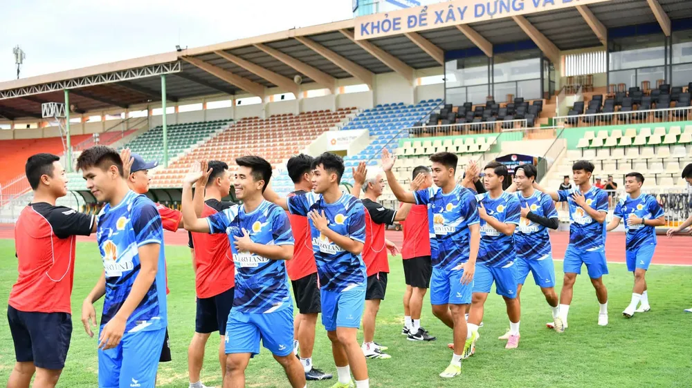 Đội bóng đất Võ hứng khởi ra sân tập khởi động cho mùa bóng 2026-2027.