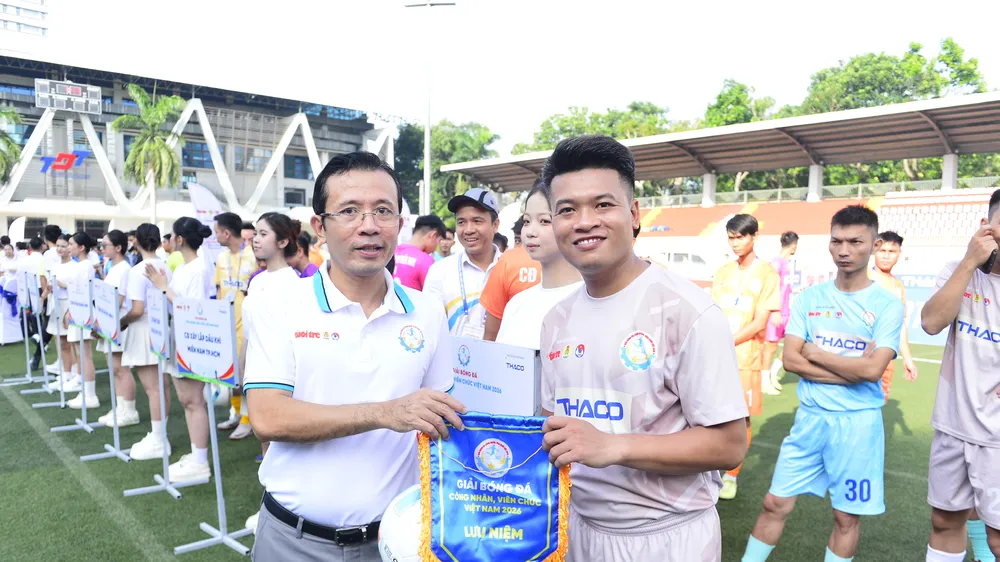 Ban tổ chức trao cờ lưu niệm đến các đội tham dự Vòng chung kết