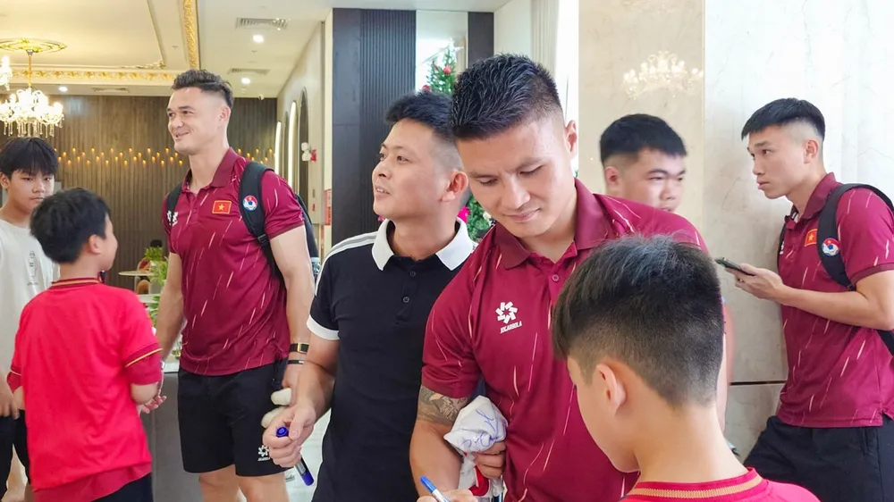 Các cổ động viên nhí tại Thái Nguyên chào đón Quang Hải và các đồng đội khi vừa đến khách sạn.