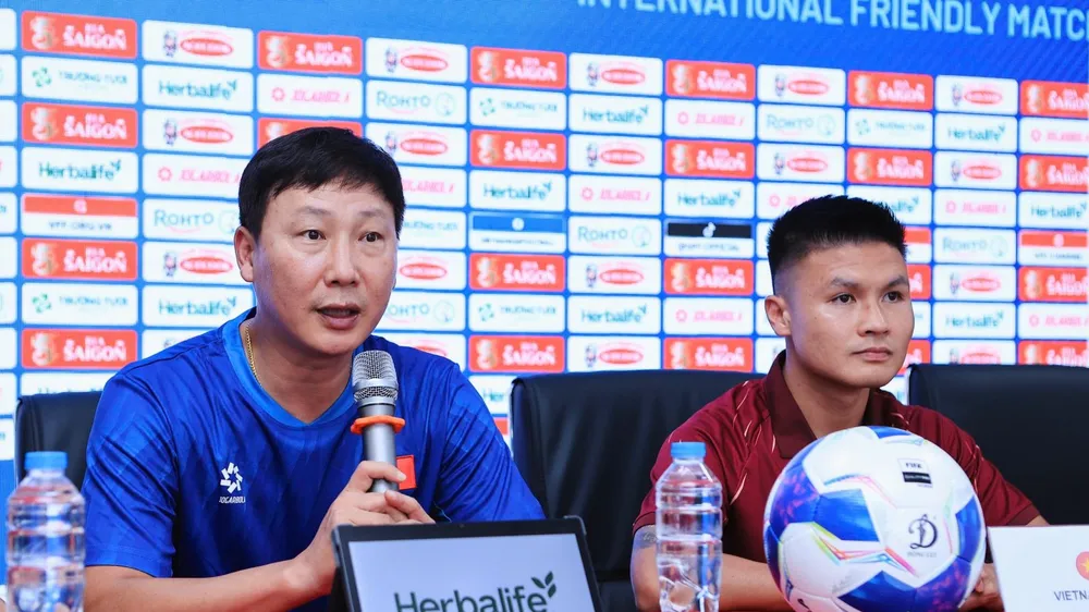 HLV Kim Sang-sik và thủ quân Quang Hải tại buổi họp báo