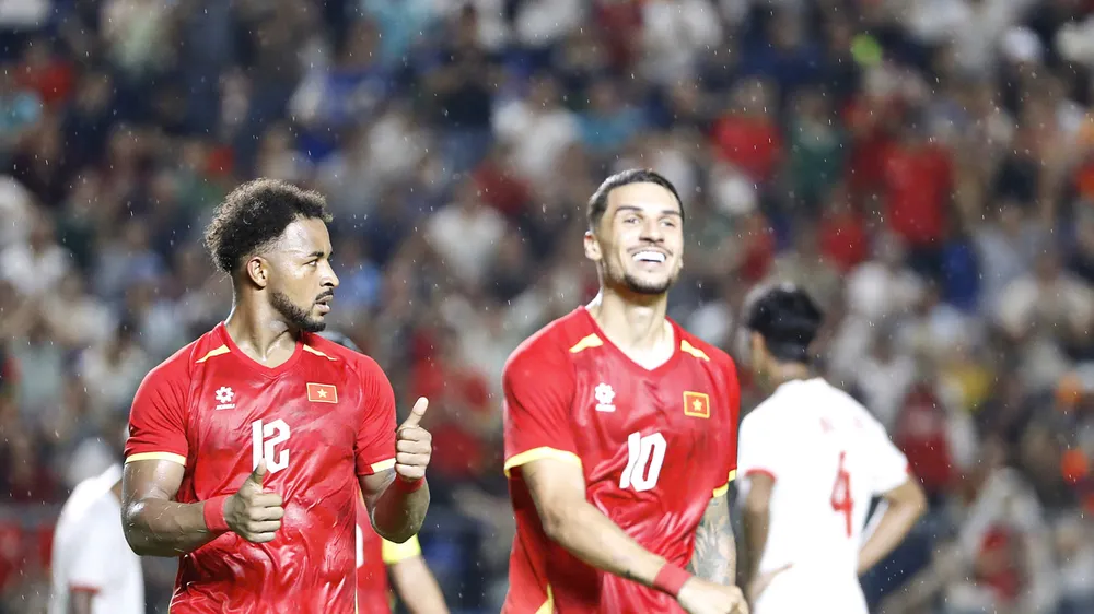 Xuân Son và Hoàng Hên cùng lập công đem chiến thắng 4-0 về cho đội chủ nhà. Ảnh: MINH HOÀNG