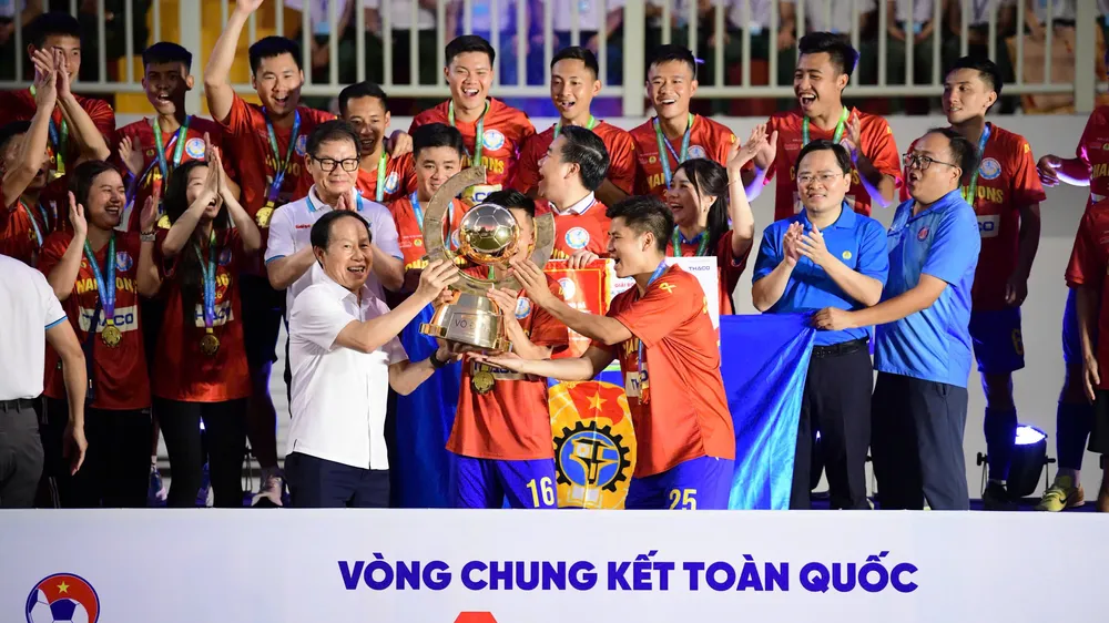 Ban tổ chức trao Cúp vô địch cho đội Công đoàn đoàn Ngân hàng Việt Nam. Ảnh: QUANG THỊNH