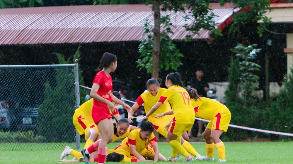 Niềm vui của các cô gái TPHCM sau khi ghi bàn gỡ hòa 1-1.