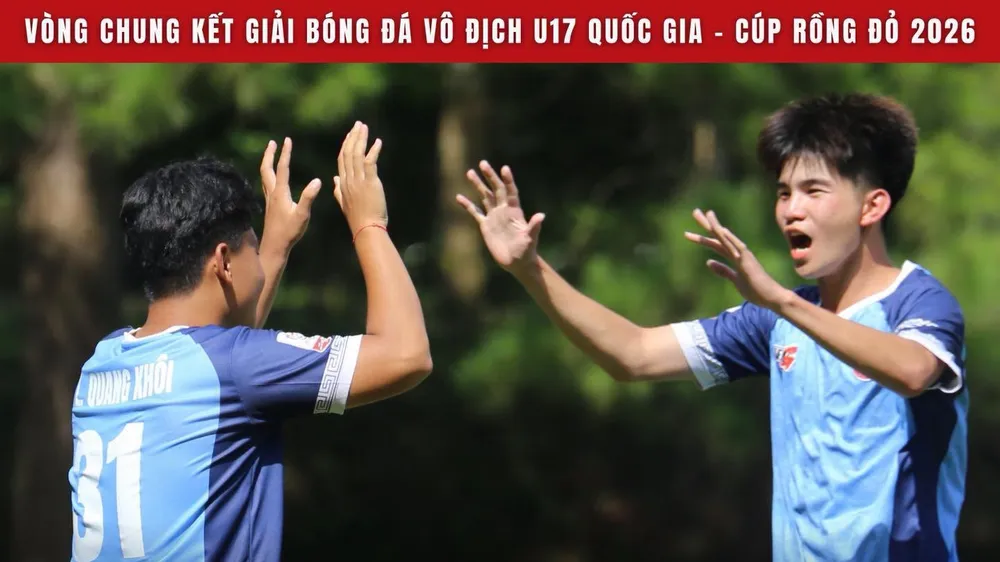 Quang Khôi (31) lập cú đúp đem chiến thắng quý giá về cho CLB TPHCM. Ảnh: CLB TPHCM