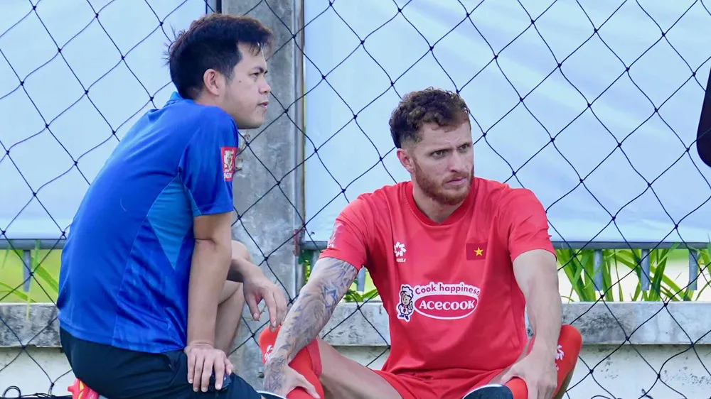 Tài Lộc phải tập riêng cùng bác sĩ Huy Thọ vào chiều 22-7. Ảnh: PHAN ÍCH