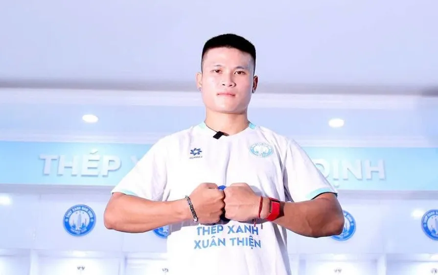 Sau khi chia tay Hà Nội FC, Tuấn Hải chuyển sang làm đồng đội Xuân Son trên hàng công Nam Định ở mùa bóng tới.