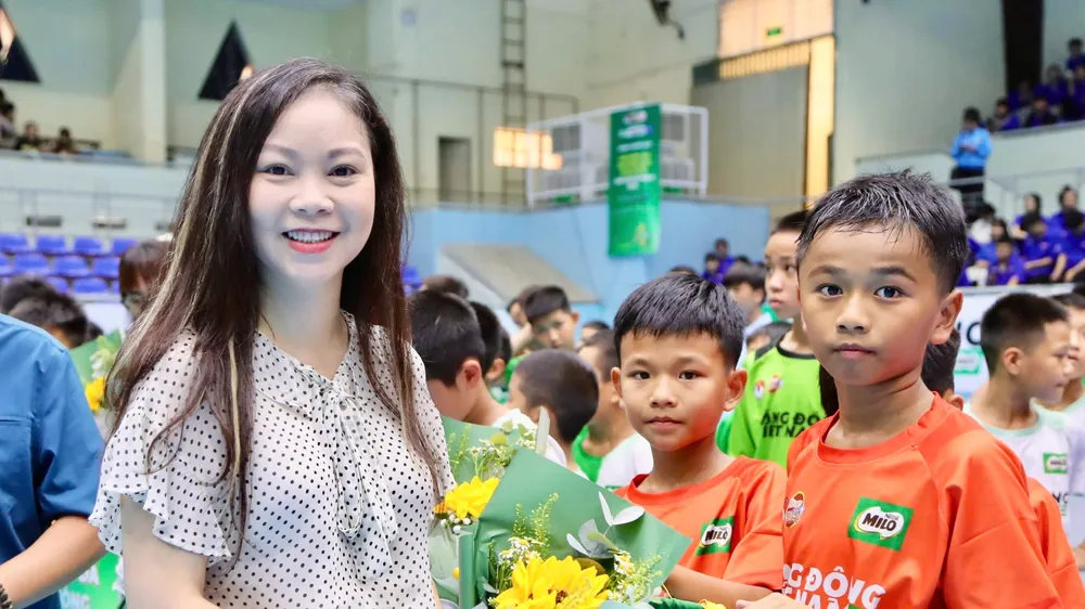Bà Đinh Thị Thu Trang – Phó Tổng thư ký Liên đoàn bóng đá Việt Nam, đồng Trưởng Ban tổ chức giải trao cờ lưu niệm đến các đội tham dự vòng chung kết.
