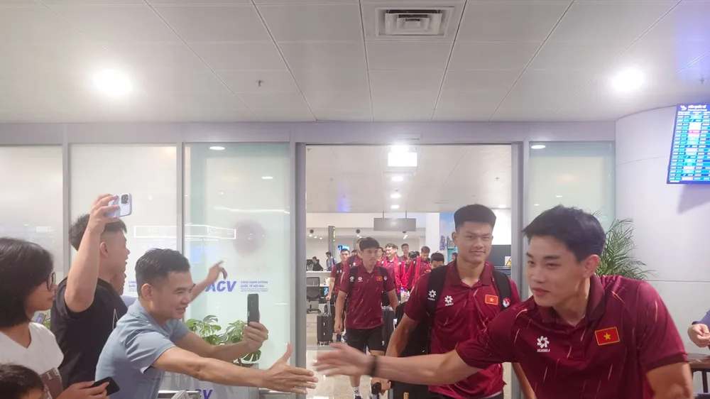 Người hâm mộ chào đón các tuyển thủ Việt Nam tại sân bay Nội Bài.