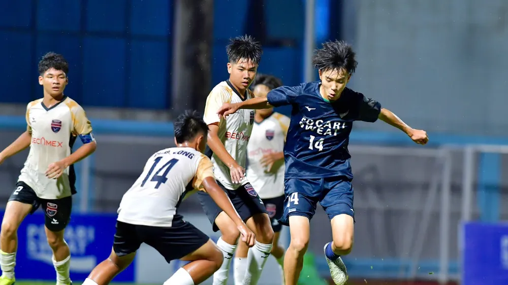 Cuộc so tài giữa U14 Tokushima Vortis (Nhật Bản) và U14 Becamex TPHCM trên sân Hoa Lư vào tối 25-7.