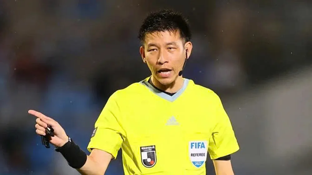 Trọng tài Hiroki Kasahara vốn được mệnh danh là "vua thẻ". Ảnh: AFLO SPORT
