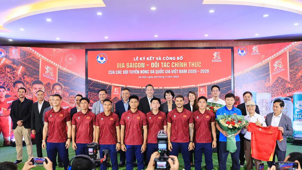 Lãnh đạo VFF, nhà tại trợ chụp hình lưu niệm cùng đại diện đội tuyển Việt Nam đến tham dự sự kiện.