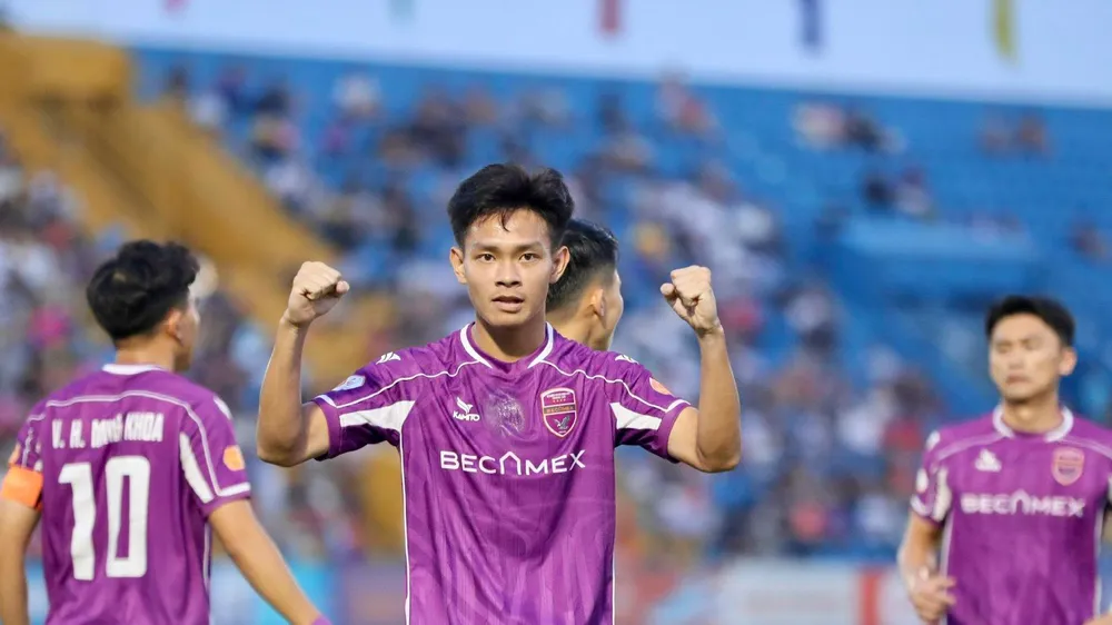 Chấn thương sẽ khiến Vĩ Hào không thể đồng hành cùng Becamex TPHCM ở đầu mùa bóng 2026-2027. Ảnh: BHCMC
