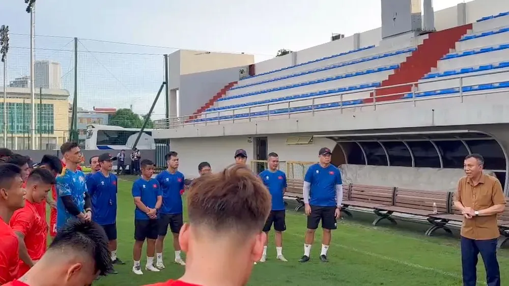 Chủ tịch VFF Trần Quốc Tuấn dặn dò các cầu thủ trước bưởi tập chiều 29-7. 
