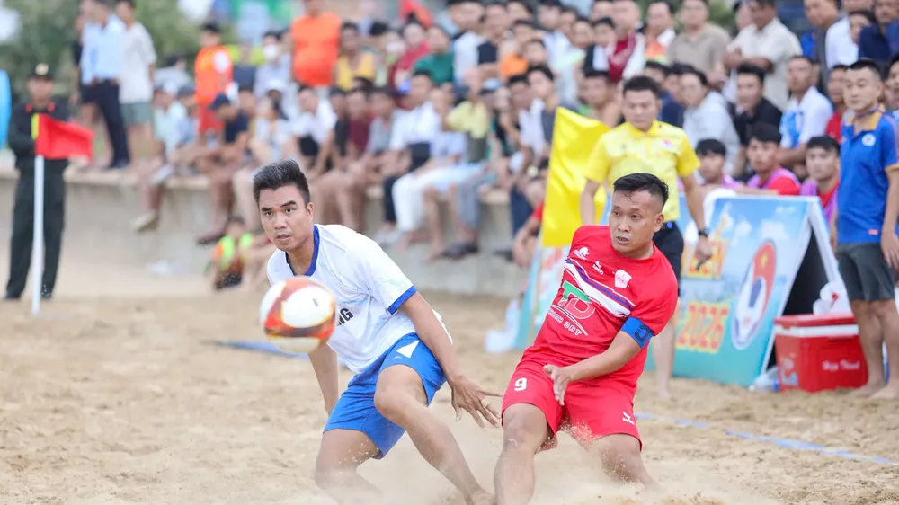 Đà Nẵng (áo trắng) thắng cách biệt 5-1 trước Tây Ninh ở trận bán kết.