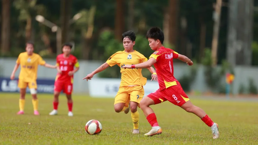 Dù thi đấu đầy nỗ lực nhưng Vạn Sự cùng các đồng đội không ngăn được trận thua đậm trước TPHCM I.