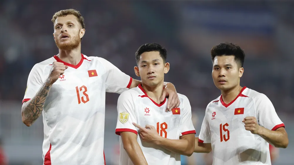 Hai Long và hành động đặc biệt khi chỉ tay vào logo ở vai áo, logo này chỉ dành cho đội bóng đang là đương kim vô địch. Ảnh: ANH KHOA
