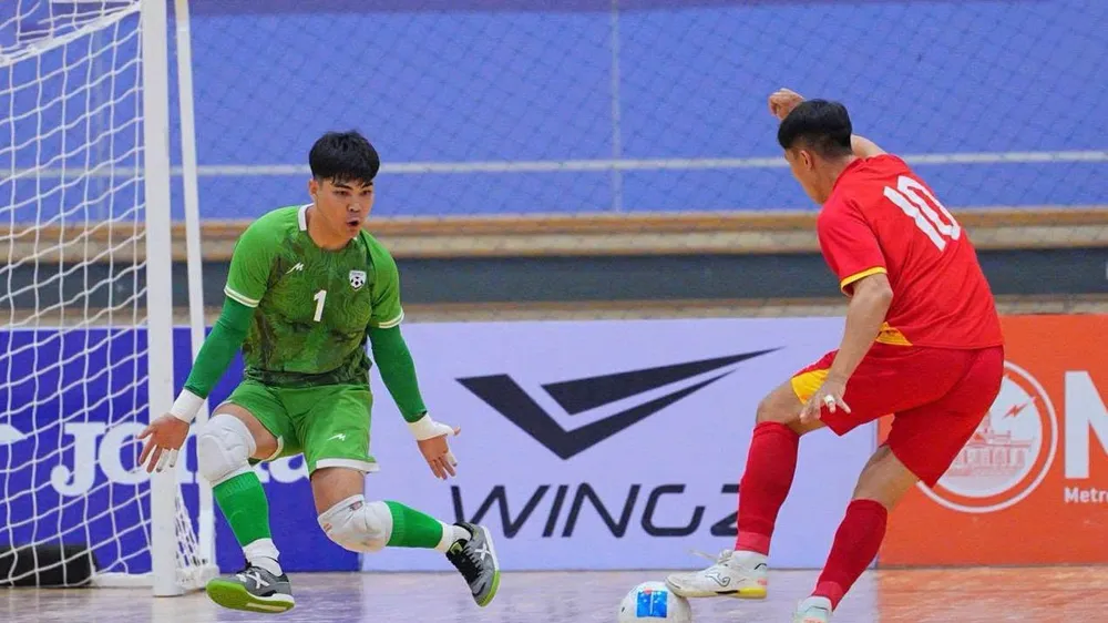 Thịnh Phát trong tình huống đối mặt cùng thủ môn đội tuyển Afghanistan. Ảnh: TSN FC