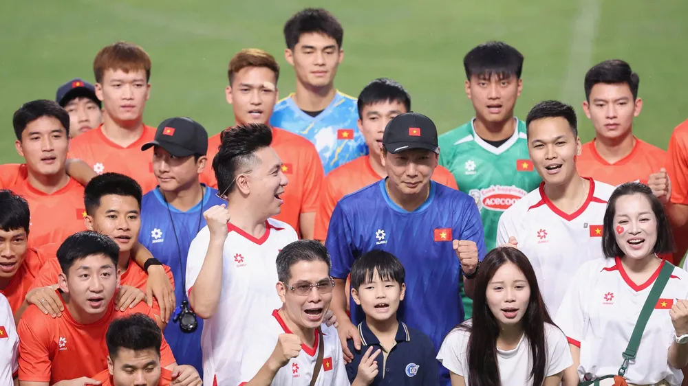 Người hâm mộ giao lưu cùng đội tuyển Việt Nam trước buổi tập vào chiều 5-8. Ảnh: HẢI HOÀNG