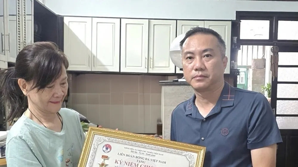 Lãnh đạo VFF thăm và trao tặng kỷ niệm chương đến HLV Phan Thanh Hùng tại nhà riêng.