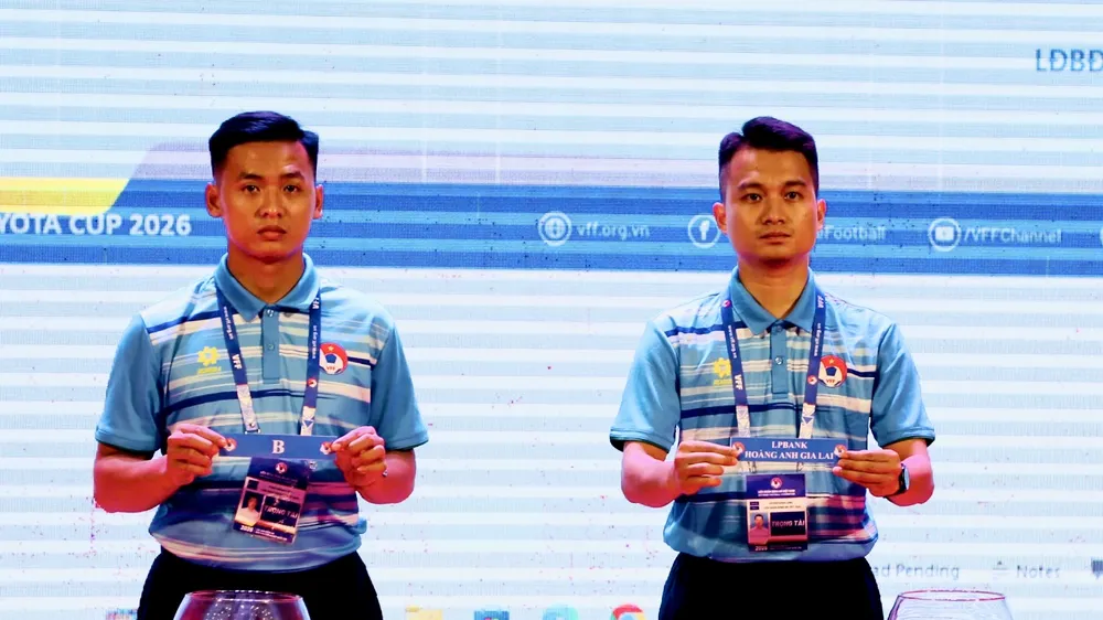 Đai diện BTC giải trong phần bốc thăm chia bảng cho các đội dự giải.