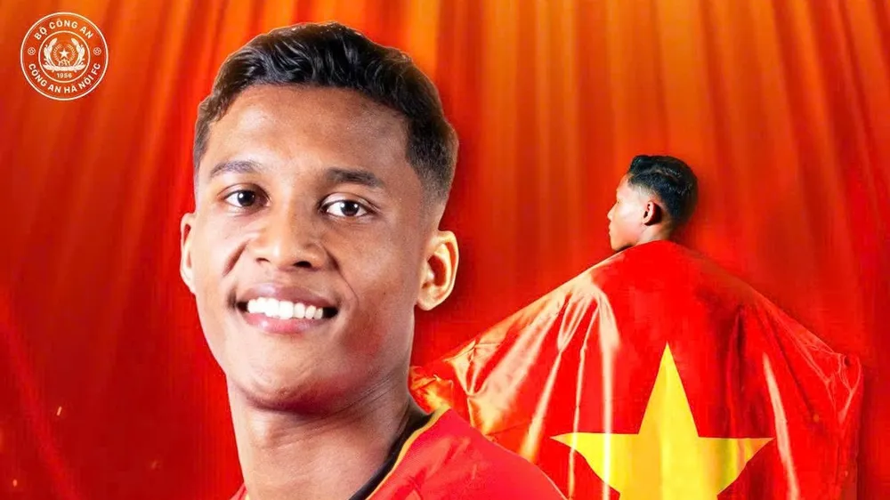 Nguyễn Adou Legley Minh hoàn tất thủ tục nhập tịch. Ảnh: CAHN FC