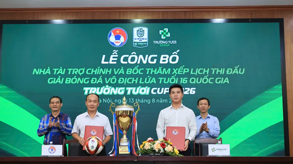 Lãnh đạo VFF và nhà tài trợ Trường Tươi tại lễ ký hợp đồng vào sáng 13-8.