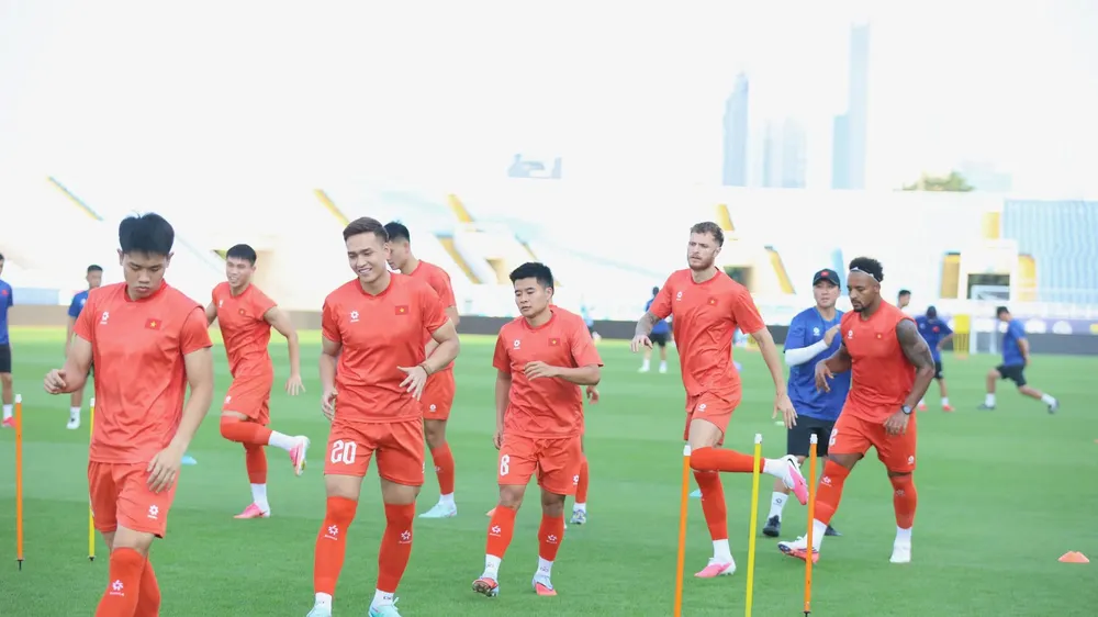 Đội tuyển Việt Nam có 2 buổi tập làm quen mặt sân tại Kuala Lumpur. Ảnh: ĐOÀN NHẬT