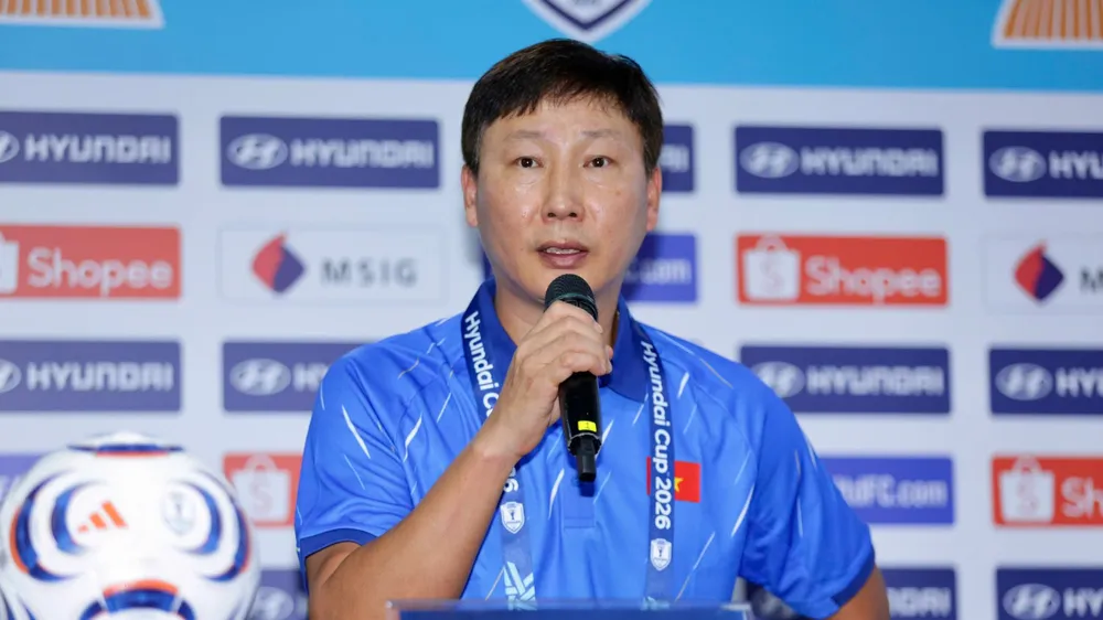 HLV Kim Sang-sik tự tin hướng đến mục tiêu cùng các học trò đạt kết quả tốt ở trận lượt đi. Ảnh: ĐOÀN NHẬT