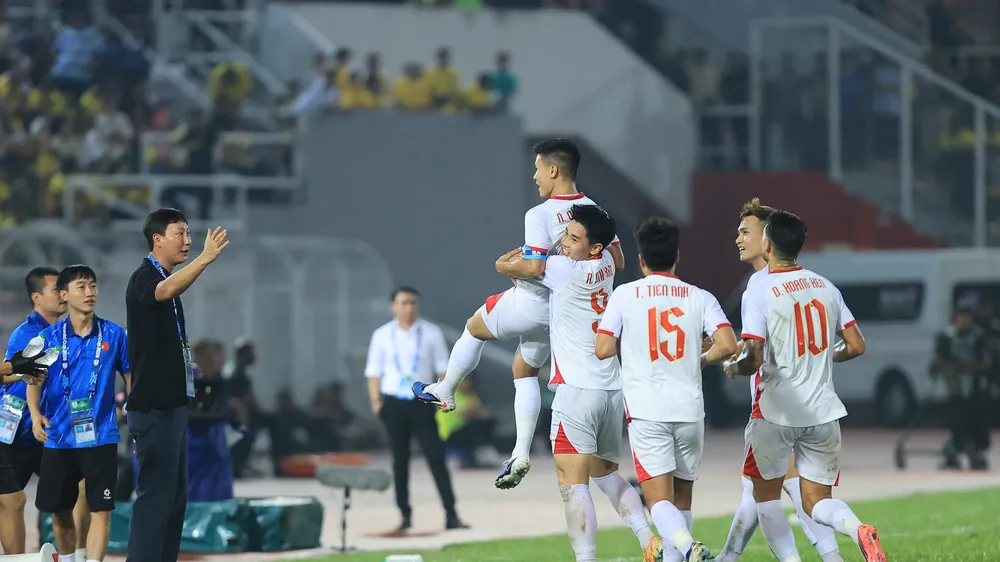 Niềm vui của thầy trò HLV Kim Sang-sik khi kéo dài mạch trận bất bại lên con số 23. HẢI HOÀNG