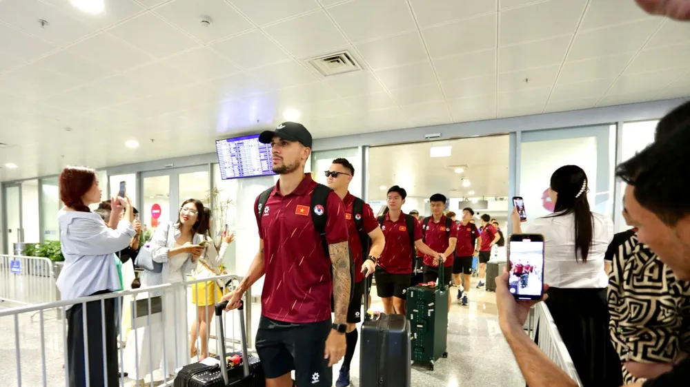 Đội tuyển Việt Nam về đến Hà Nội vào chiều 17-8. Ảnh: ĐOÀN NHẬT