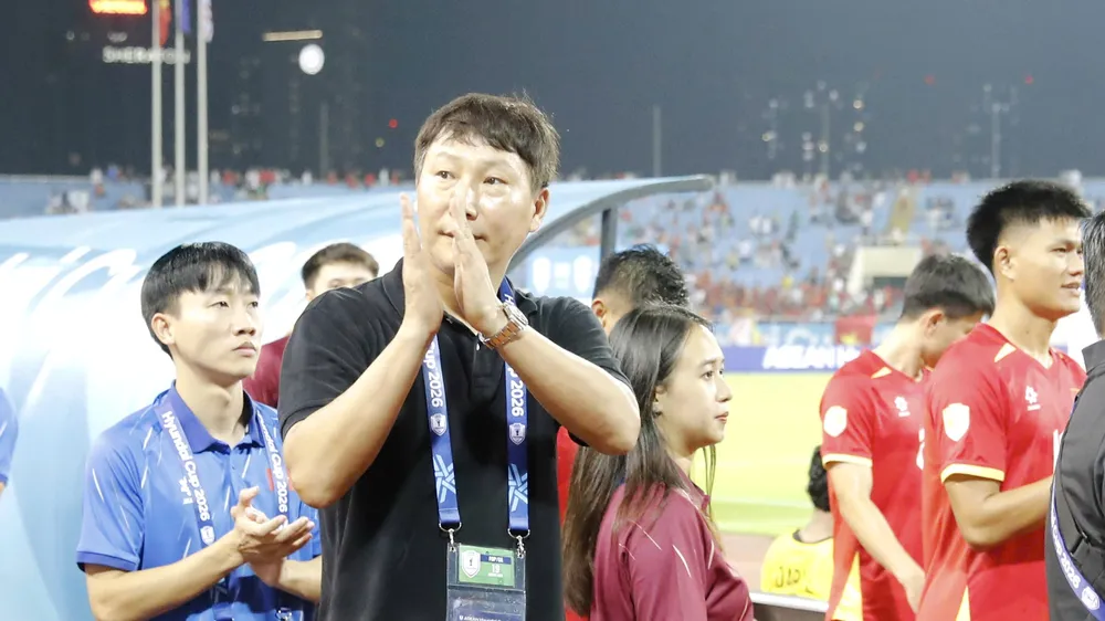 HLV Kim Sang-sik chào khán giả sau khi kết thúc trận đấu. Ảnh: MINH HOÀNG