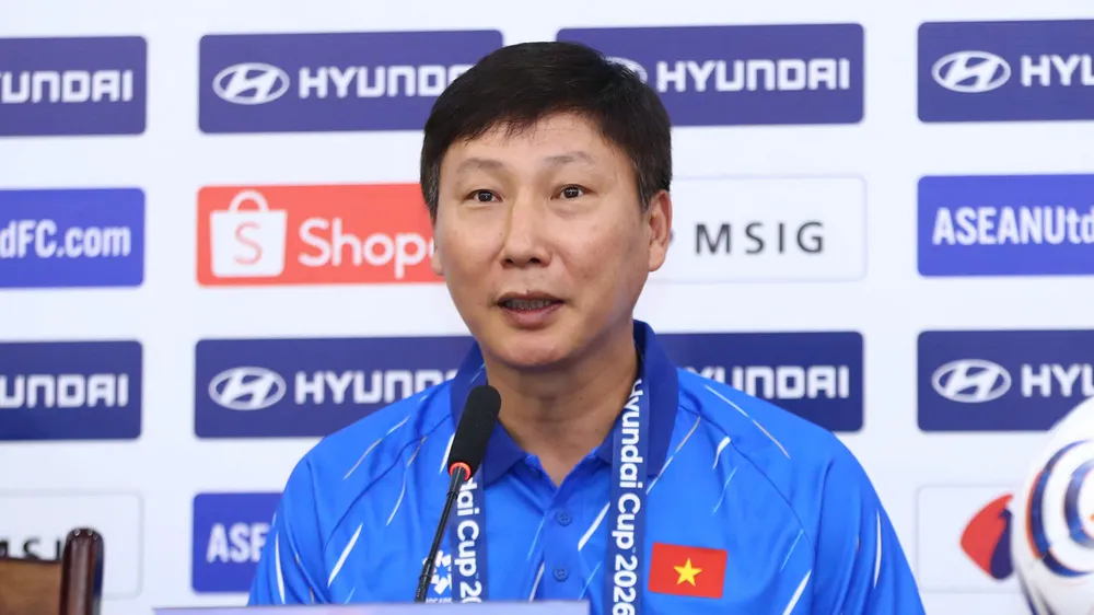HLV Kim Sang-sik cùng các học trò sẵn sàng để nâng Cúp vô địch vào tối 26-8 (Ảnh: MINH HOÀNG)
