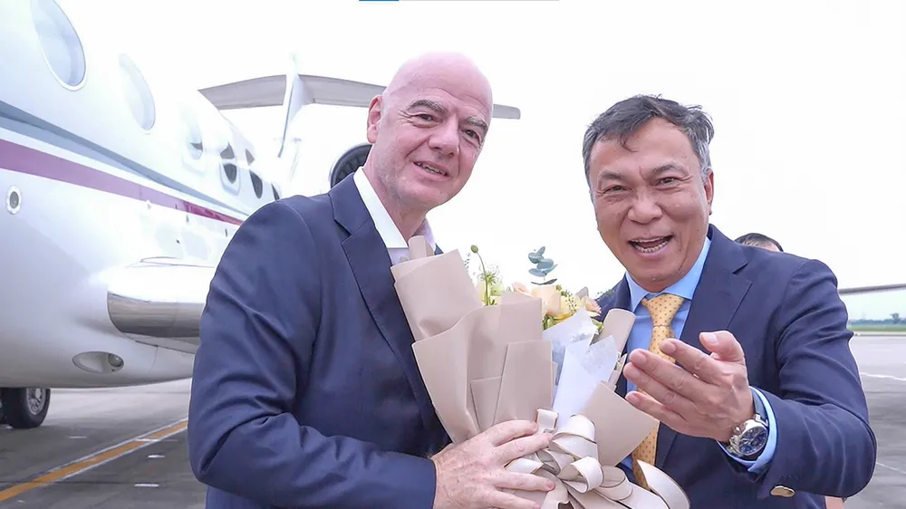 Chủ tịch VFF Trần Quốc Tuấn đón Chủ tịch FIFA Gianni Infantino tại sân bay Nội Bài